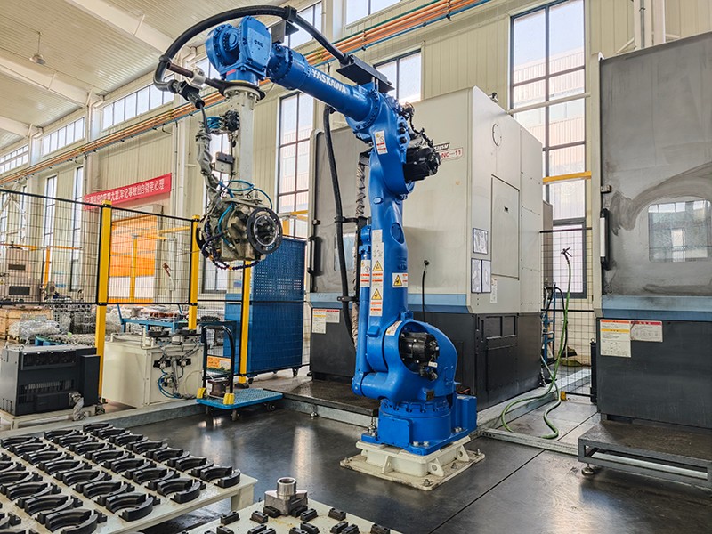 1208單月訂單破8000臺！盛源濟(jì)寧分公司以精益化管理書寫逆勢增長新篇（張子?jì)梗?/></p><p>在行業(yè)環(huán)境承壓的大背景下，山東盛源工業(yè)裝備濟(jì)寧分公司以精 益化管理為核心抓手，推動全鏈條協(xié)同發(fā)力，成功實(shí)現(xiàn)逆勢突圍。2025年11月訂單量突破8000臺，發(fā)貨量達(dá)6901臺，創(chuàng)下歷史新高，用硬核業(yè)績彰顯企業(yè)強(qiáng)勁發(fā)展韌性。</p><p>這一亮眼成績的背后，是精 益化管理貫穿生產(chǎn)、技術(shù)、品質(zhì)全流程的深度賦能。生產(chǎn)端以精 益理念優(yōu)化流程，截至11月底，整機(jī)馬達(dá)產(chǎn)出同比增長28.43%，零部件產(chǎn)出也實(shí)現(xiàn)了26.57%的增長，月產(chǎn)量從2800臺躍升至6000臺；通過精 益改善提升關(guān)鍵工序效能，核心部件自制降本18萬元，庫存周轉(zhuǎn)率提升15%，實(shí)現(xiàn)產(chǎn)能與效益雙提升。技術(shù)創(chuàng)新持續(xù)加碼，5款核心新品的成功推出，不僅提升了產(chǎn)品性能，更通過工藝精 益優(yōu)化使裝配合格率提高8%，同步提升生產(chǎn)效率和產(chǎn)品質(zhì)量。品質(zhì)管控融入精 益思維，推動制造合格率從87.57%提升至99.1%，售后率保持在0.57%，遠(yuǎn)低于行業(yè)1.2%，成品追溯率保持1 0 0%。</p><p>市場拓展精 準(zhǔn)破局，為增長注入核心動力。公司以精 益思維聚焦中高端市場，成功開發(fā)6家核心客戶并實(shí)現(xiàn)批量下單，產(chǎn)品應(yīng)用領(lǐng)域逐步從單一賽道擴(kuò)展至農(nóng)業(yè)機(jī)械、環(huán)衛(wèi)機(jī)械等多領(lǐng)域。此外，公司以優(yōu) 質(zhì)服務(wù)穩(wěn)固新老客戶，全年續(xù)約率達(dá)到1 0 0%，穩(wěn) 定的訂單和回款形成了良性循環(huán)。成本管控同步發(fā)力，推行精 益采購模式，優(yōu)化供應(yīng)商管理、開展集中采購議價(jià)，推動原材料采購價(jià)格平均降幅超5%，單臺馬達(dá)采購成本降低42元以上，全年主要材料節(jié)約成本約438萬元，為業(yè)績增長夯實(shí)盈利基礎(chǔ)。</p><p>單月破萬的沖刺勢頭，全年飄紅的增長曲線，是盛源濟(jì)寧分公司以精 益化管理驅(qū)動高質(zhì)量發(fā)展的生動實(shí)踐。未來，公司將持續(xù)深化精 益理念，深耕液壓馬達(dá)領(lǐng)域，為企業(yè)高質(zhì)量發(fā)展貢獻(xiàn)更大動力。</p><p>文/圖丨張子?jì)?/p><p><br/></p><div   id=